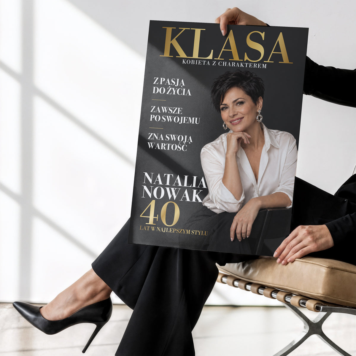 Personalizowany plakat KLASA bez ramki trzymany w dłoniach, z własnym zdjęciem i tekstem | C-PL-COVMAG-16-2130-NF