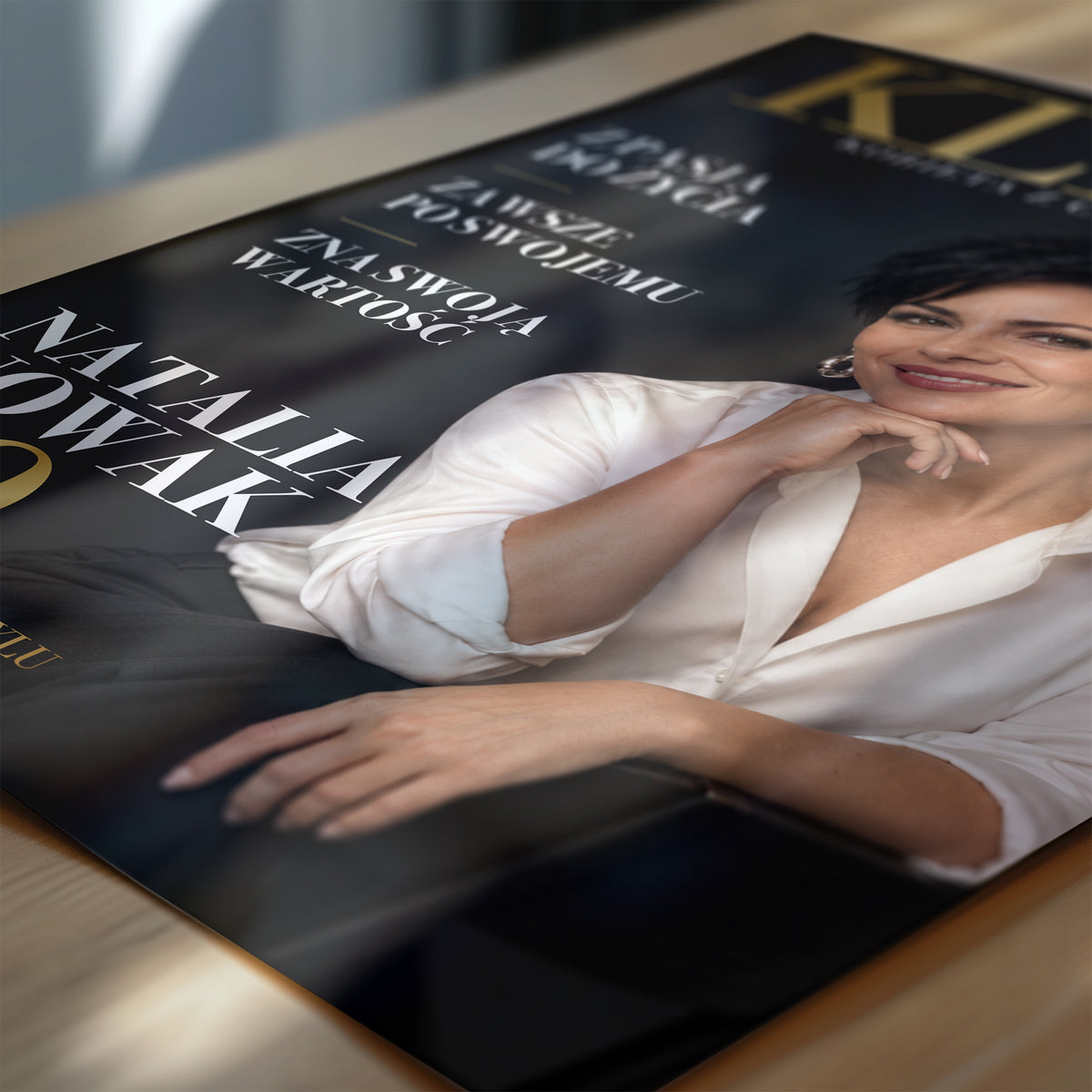 Personalizowany plakat KLASA w zbliżeniu pokazującym nadruk i typografię, z własnym zdjęciem i tekstem | C-PL-COVMAG-16-2130-NF