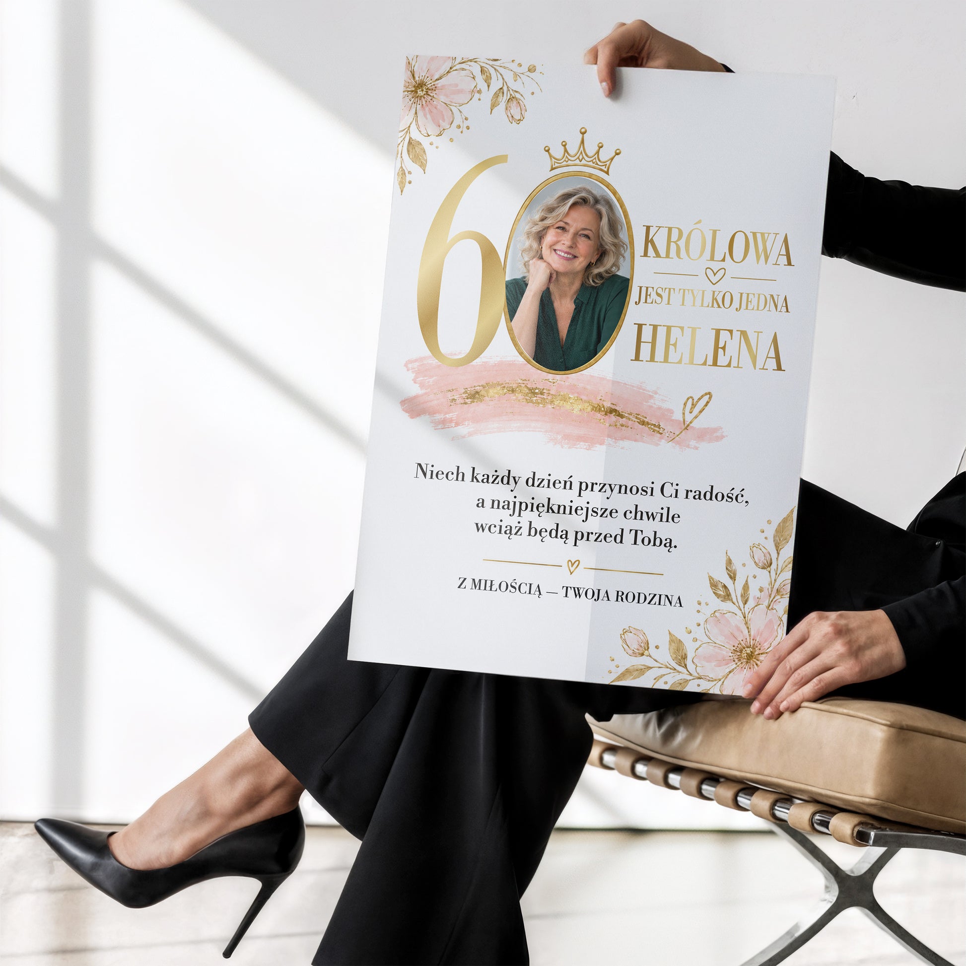 Personalizowany plakat KRÓLOWA bez ramki trzymany w dłoniach, z własnym zdjęciem i tekstem | C-PL-URODZ-60-4-2130-NF