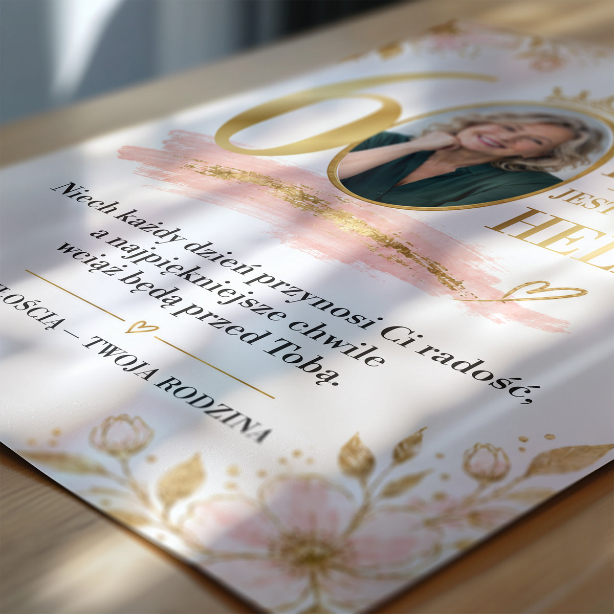 Personalizowany plakat KRÓLOWA w zbliżeniu pokazującym nadruk i typografię, z własnym zdjęciem i tekstem | C-PL-URODZ-60-4-2130-NF