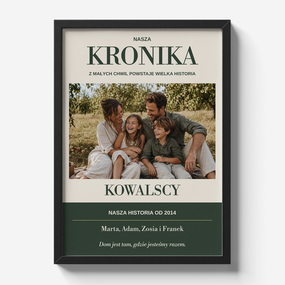 Personalizowany plakat KRONIKA w czarnej ramce 21×30 na jasnym tle Marami, z własnym zdjęciem i tekstem | C-PL-HEART-7-2130-NF
