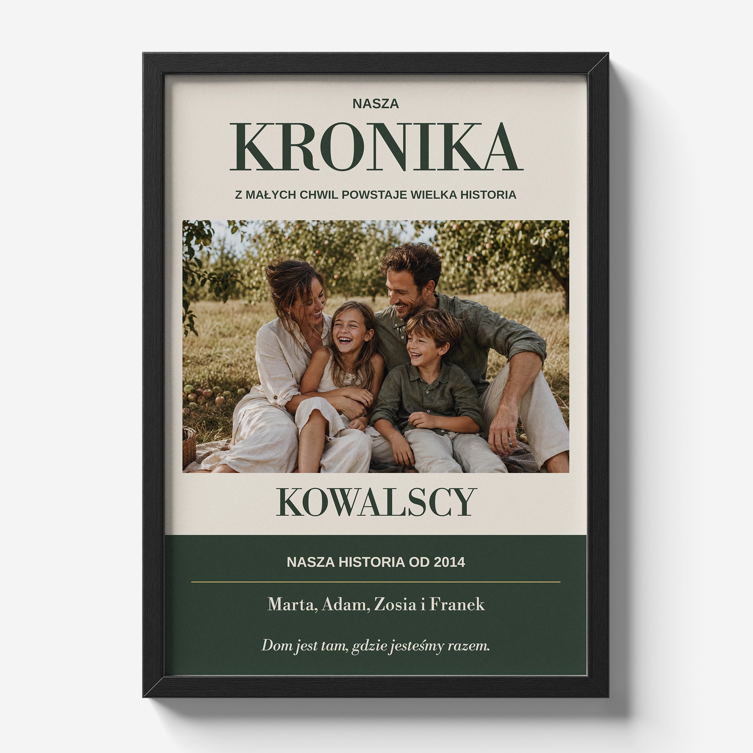Personalizowany plakat KRONIKA w czarnej ramce 21×30 na jasnym tle Marami, z własnym zdjęciem i tekstem | C-PL-HEART-7-2130-NF