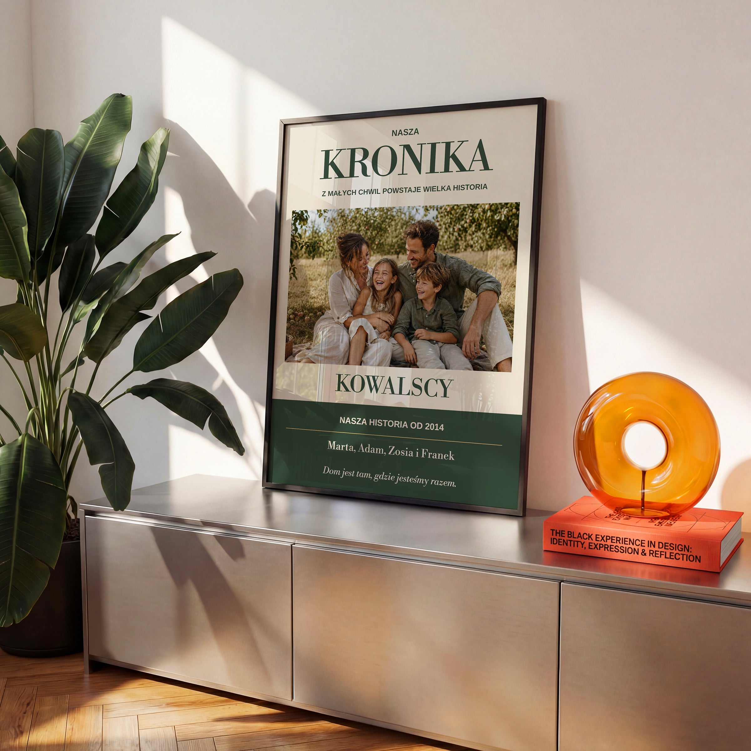 Personalizowany plakat KRONIKA w czarnej ramce na komodzie, z własnym zdjęciem i tekstem | C-PL-HEART-7-2130-NF
