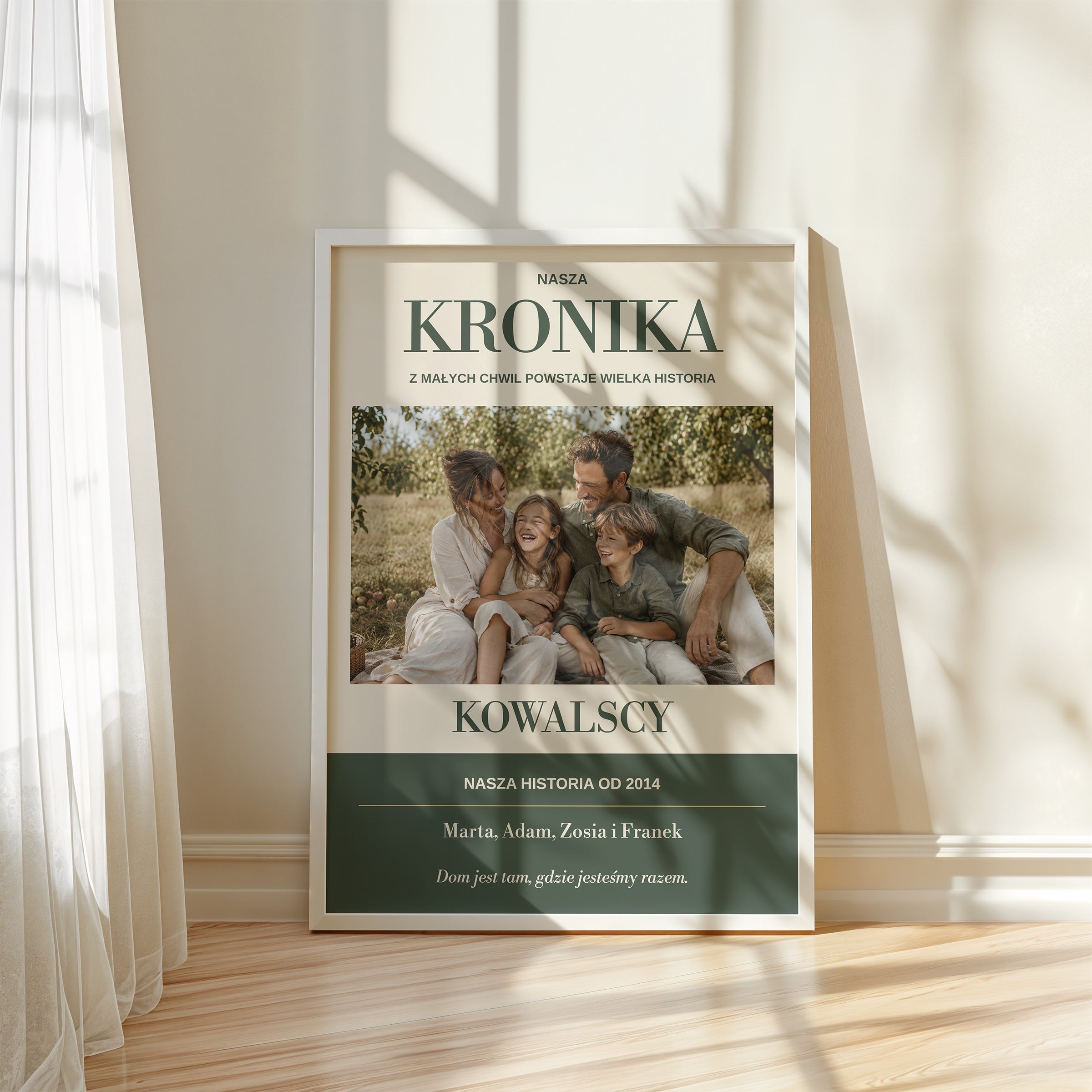 Personalizowany plakat KRONIKA w białej ramce przy oknie, z własnym zdjęciem i tekstem | C-PL-HEART-7-2130-NF