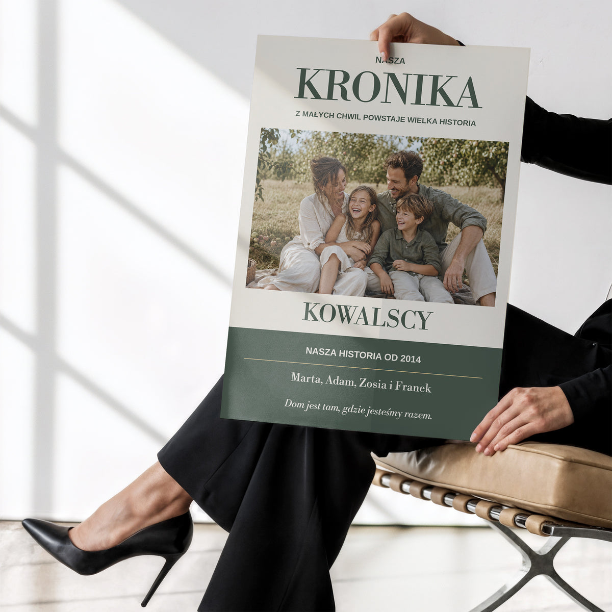 Personalizowany plakat KRONIKA bez ramki trzymany w dłoniach, z własnym zdjęciem i tekstem | C-PL-HEART-7-2130-NF