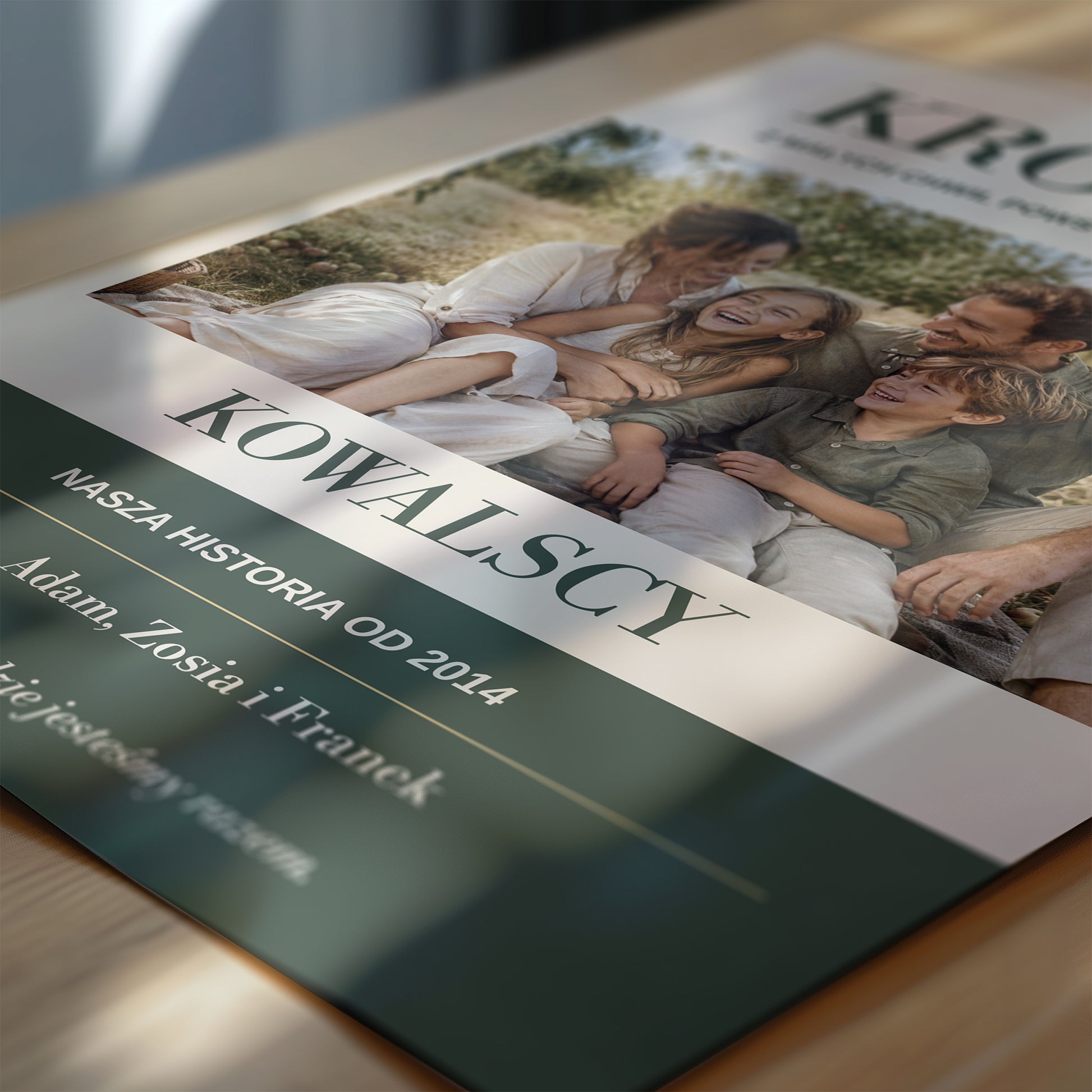 Personalizowany plakat KRONIKA w zbliżeniu pokazującym nadruk i typografię, z własnym zdjęciem i tekstem | C-PL-HEART-7-2130-NF
