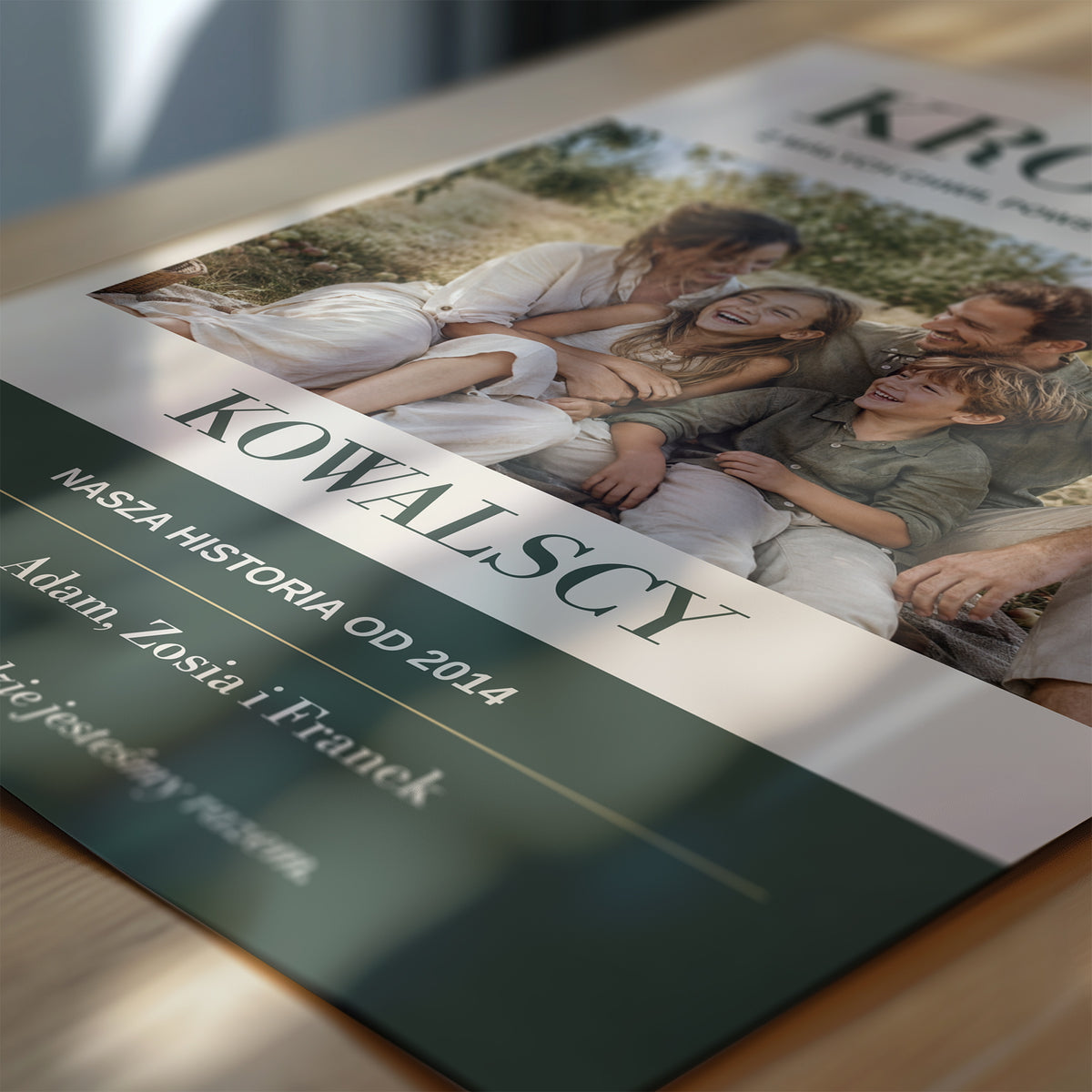 Personalizowany plakat KRONIKA w zbliżeniu pokazującym nadruk i typografię, z własnym zdjęciem i tekstem | C-PL-HEART-7-2130-NF