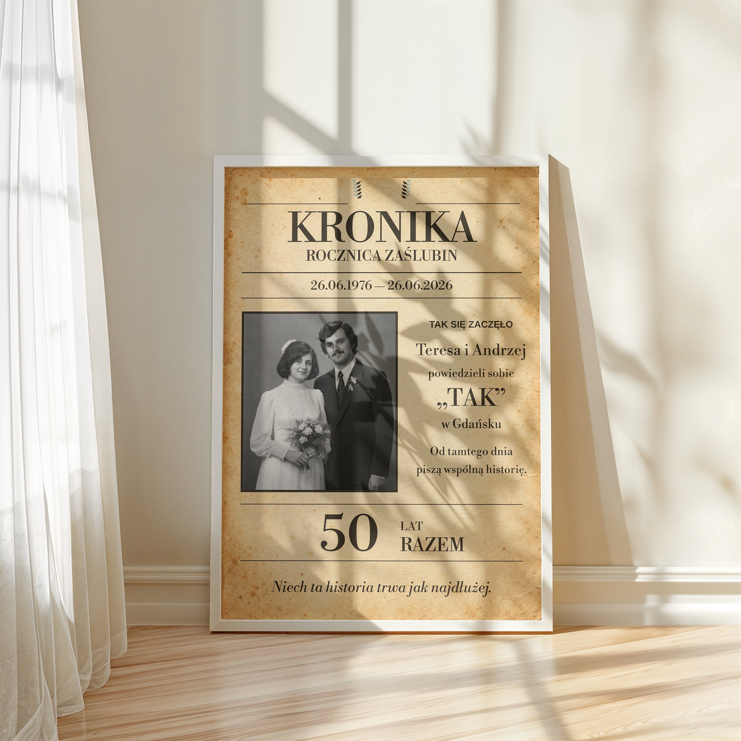 Personalizowany plakat KRONIKA ZAŚLUBIN w białej ramce przy oknie, z własnym zdjęciem i tekstem | C-PL-HEART-13-2130-NF