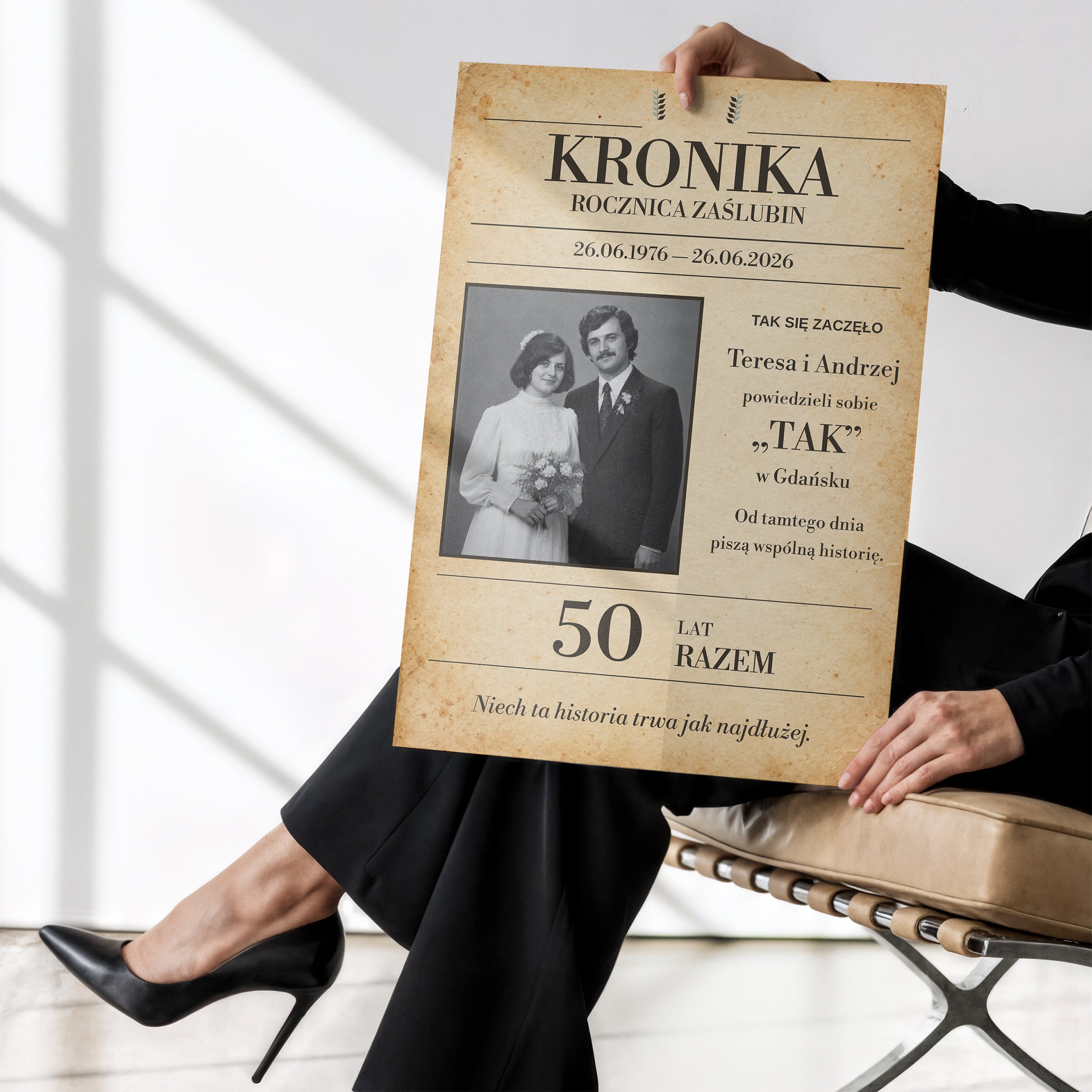 Personalizowany plakat KRONIKA ZAŚLUBIN bez ramki trzymany w dłoniach, z własnym zdjęciem i tekstem | C-PL-HEART-13-2130-NF