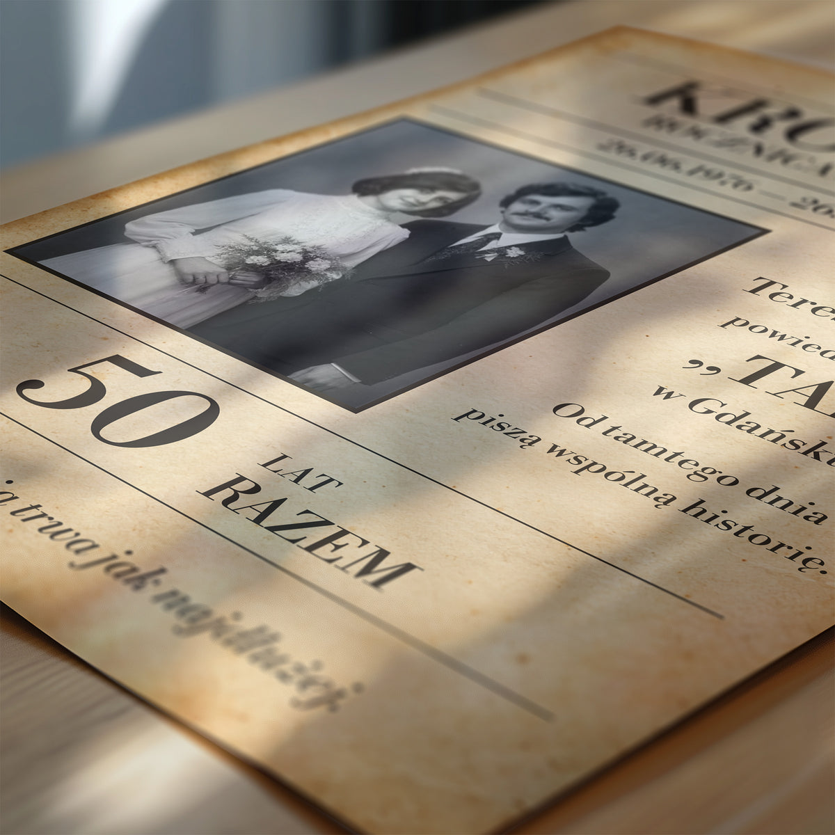 Personalizowany plakat KRONIKA ZAŚLUBIN w zbliżeniu pokazującym nadruk i typografię, z własnym zdjęciem i tekstem | C-PL-HEART-13-2130-NF