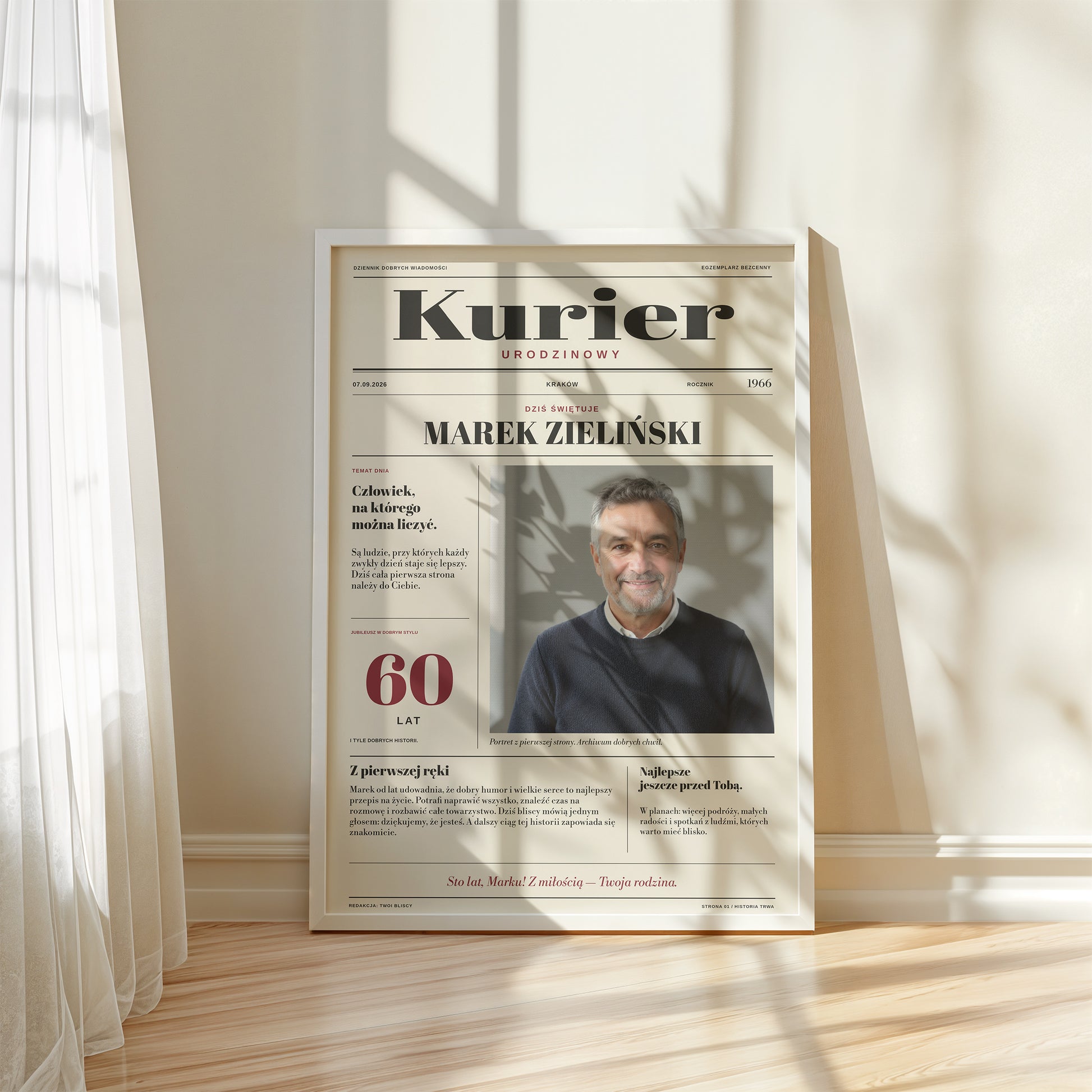 Gazeta urodzinowa KURIER w białej ramce przy oknie, kolorowy portret, gazetowe kolumny i bordowe akcenty | C-PL-GAZ-6-2130-NF