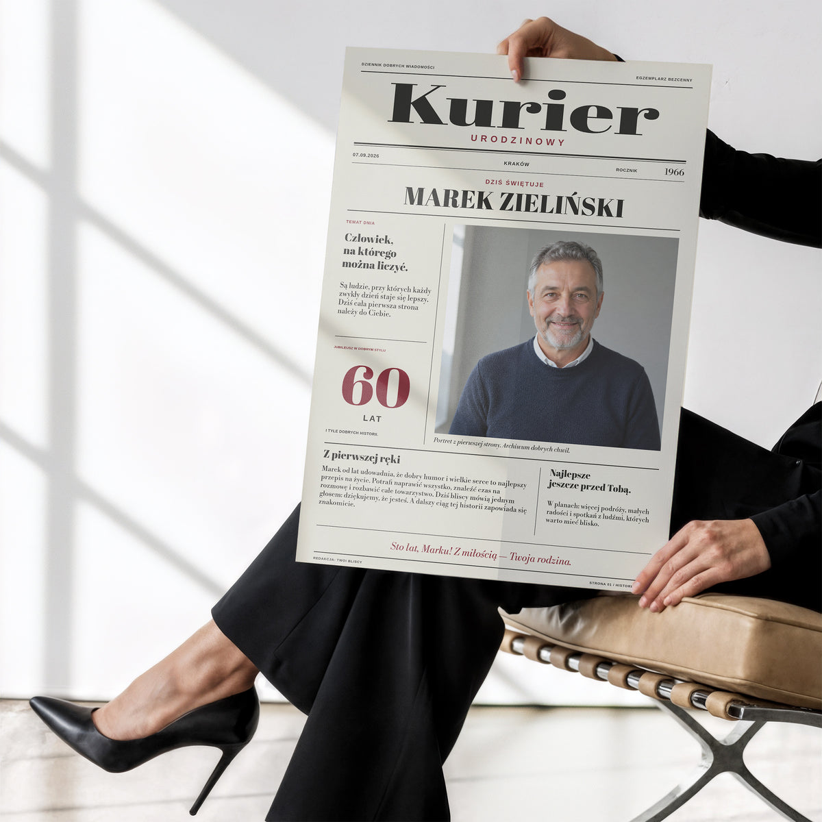 Plakat KURIER bez ramki trzymany w dłoniach, personalizowana gazeta na urodziny ze zdjęciem i dedykacją | C-PL-GAZ-6-2130-NF