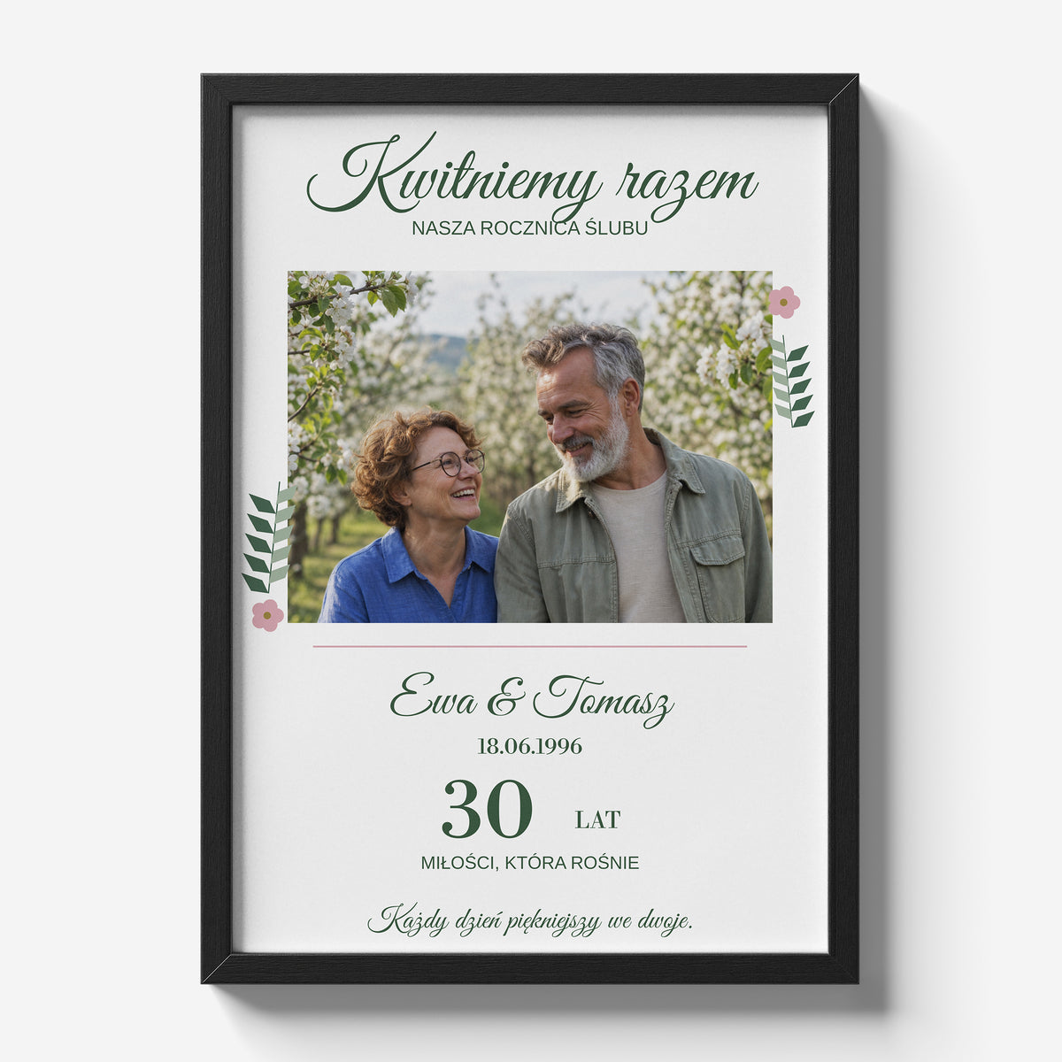 Personalizowany plakat KWITNIEMY RAZEM w czarnej ramce 21×30 na jasnym tle Marami, z własnym zdjęciem i tekstem | C-PL-HEART-12-2130-NF