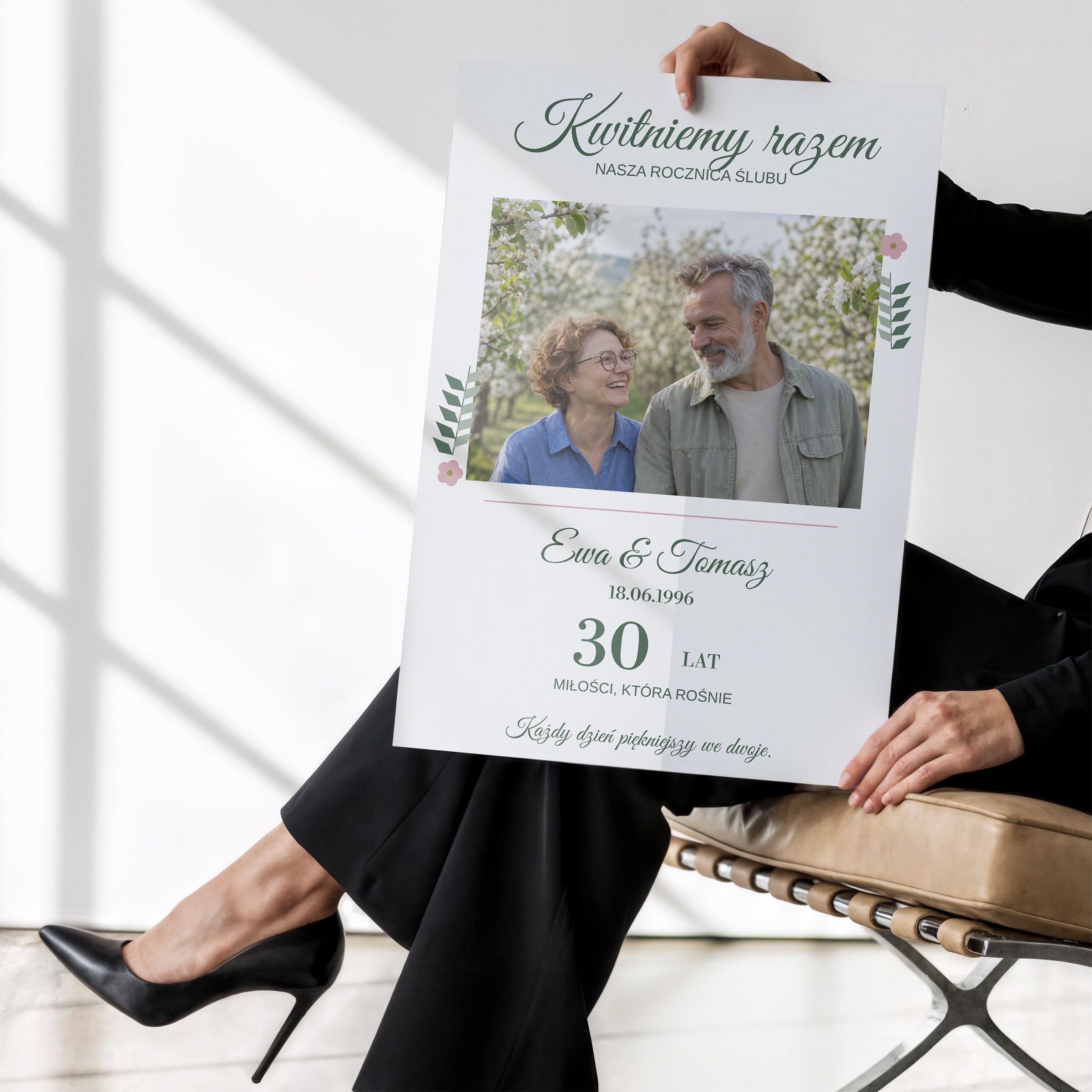 Personalizowany plakat KWITNIEMY RAZEM bez ramki trzymany w dłoniach, z własnym zdjęciem i tekstem | C-PL-HEART-12-2130-NF