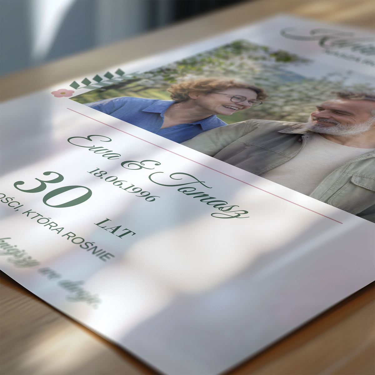 Personalizowany plakat KWITNIEMY RAZEM w zbliżeniu pokazującym nadruk i typografię, z własnym zdjęciem i tekstem | C-PL-HEART-12-2130-NF