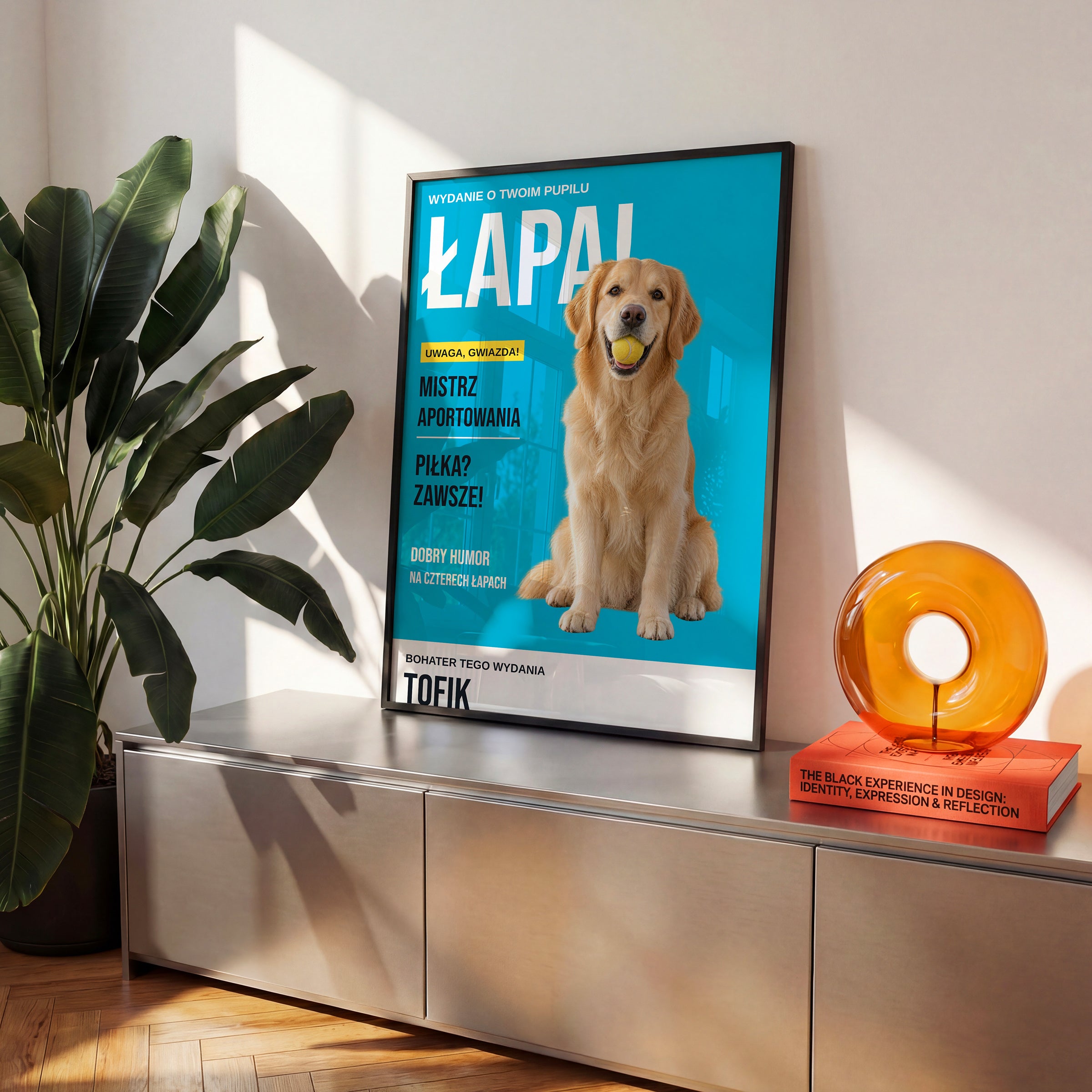 Personalizowany plakat ŁAPA w czarnej ramce na komodzie, z własnym zdjęciem i tekstem | C-PL-PET-1-2130-NF