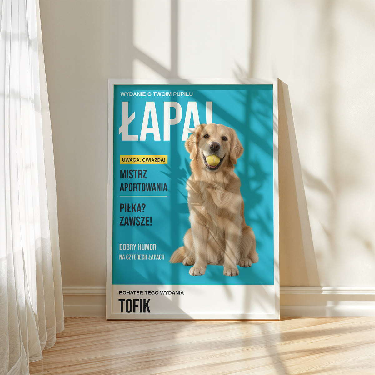 Personalizowany plakat ŁAPA w białej ramce przy oknie, z własnym zdjęciem i tekstem | C-PL-PET-1-2130-NF