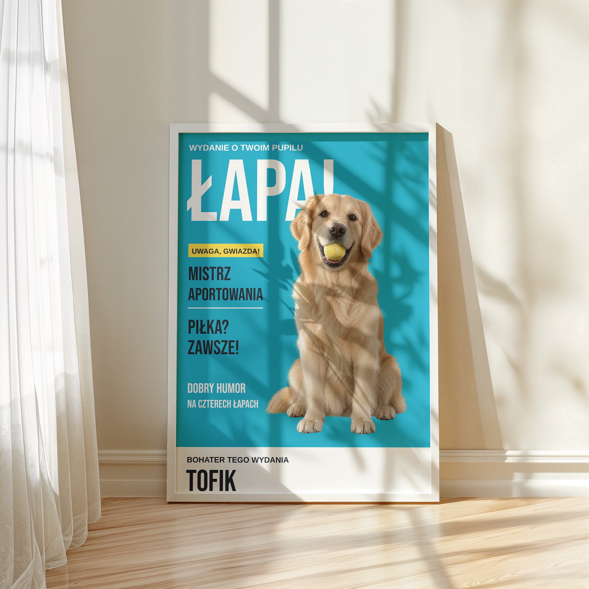 Personalizowany plakat ŁAPA w białej ramce przy oknie, z własnym zdjęciem i tekstem | C-PL-PET-1-2130-NF