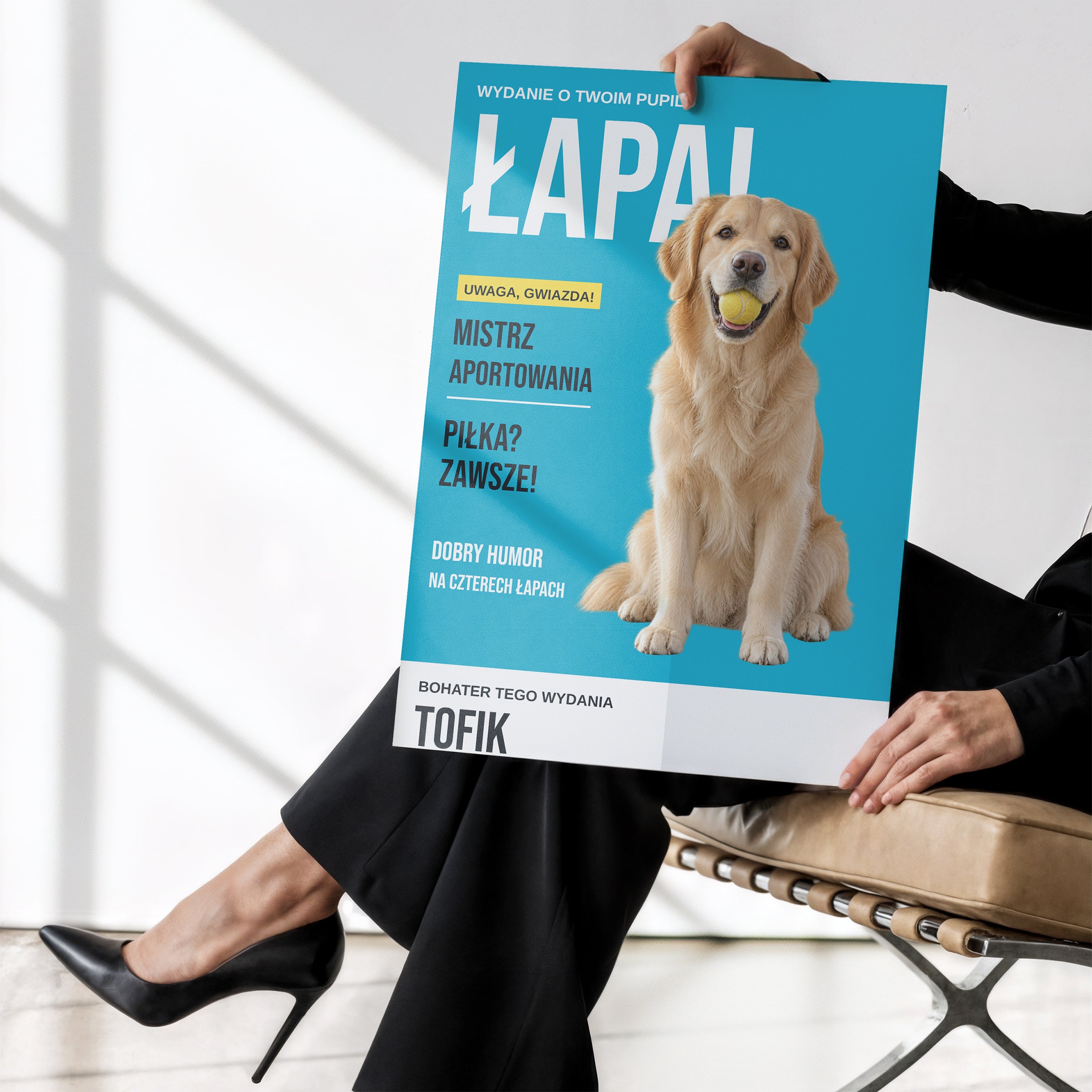 Personalizowany plakat ŁAPA bez ramki trzymany w dłoniach, z własnym zdjęciem i tekstem | C-PL-PET-1-2130-NF