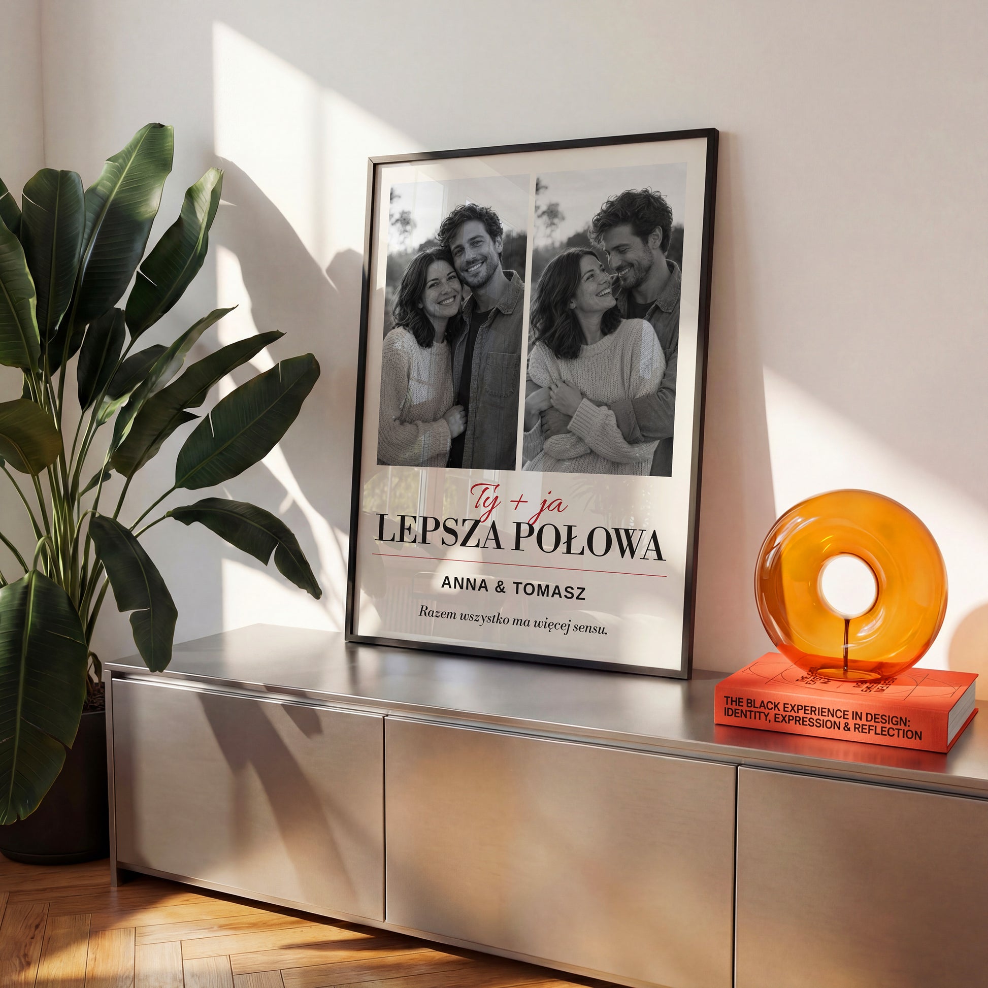Personalizowany plakat LEPSZA POŁOWA w czarnej ramce na komodzie, z własnym zdjęciem i tekstem | C-PL-HEART-27-2130-NF