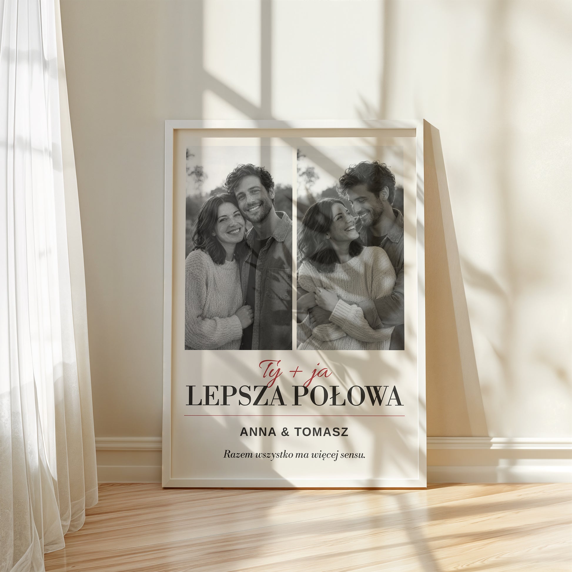 Personalizowany plakat LEPSZA POŁOWA w białej ramce przy oknie, z własnym zdjęciem i tekstem | C-PL-HEART-27-2130-NF