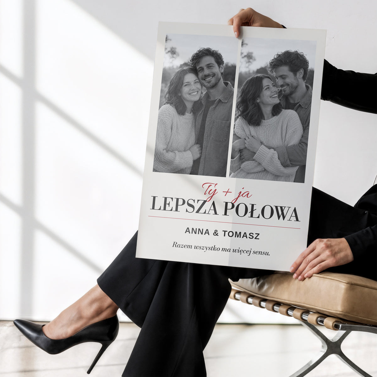 Personalizowany plakat LEPSZA POŁOWA bez ramki trzymany w dłoniach, z własnym zdjęciem i tekstem | C-PL-HEART-27-2130-NF