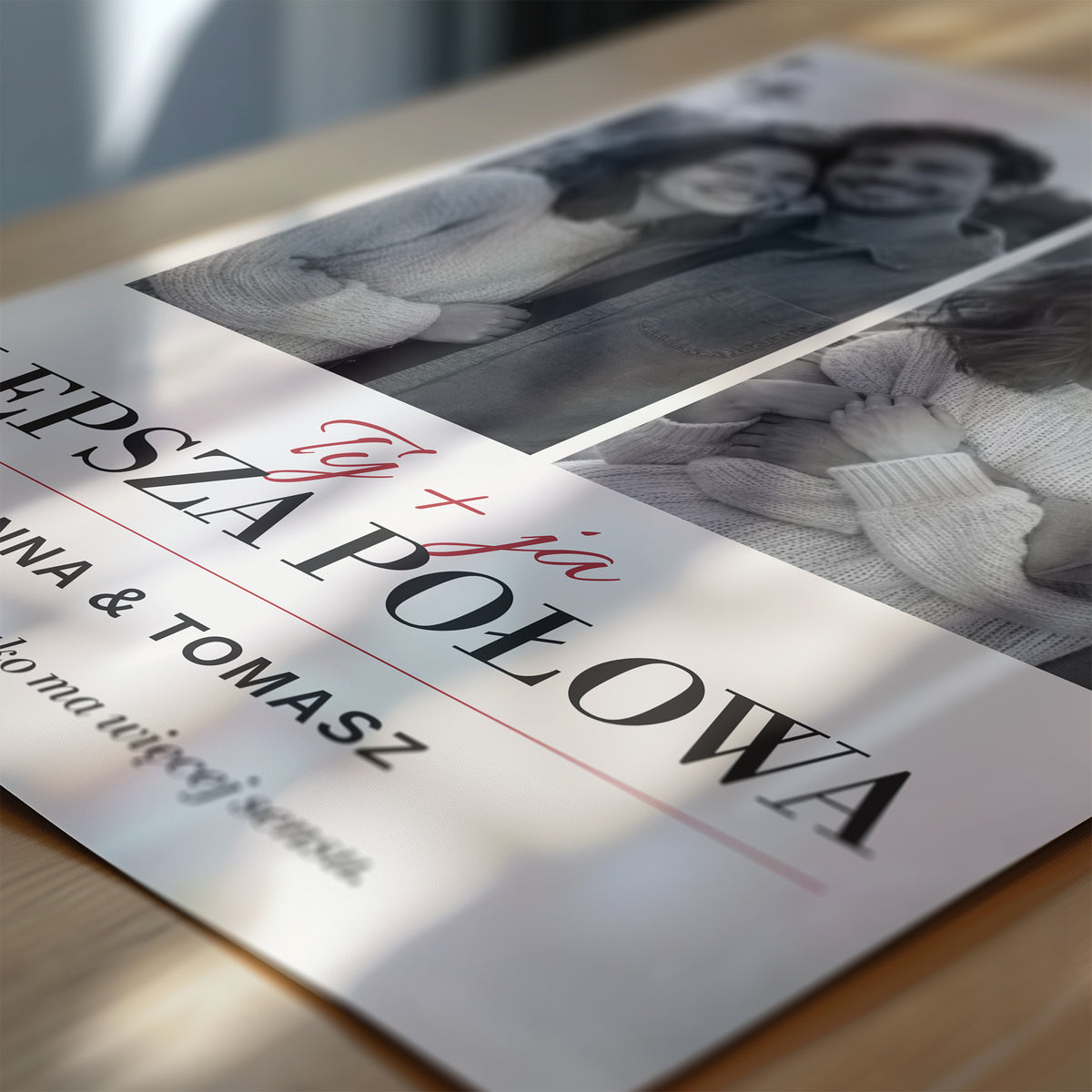 Personalizowany plakat LEPSZA POŁOWA w zbliżeniu pokazującym nadruk i typografię, z własnym zdjęciem i tekstem | C-PL-HEART-27-2130-NF
