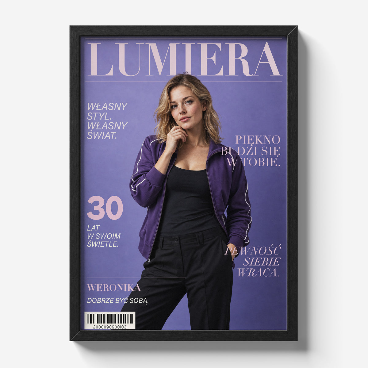 Personalizowany plakat LUMIERA w czarnej ramce na jasnym tle. Fioletowe tło, portret i wybrany wiek na modowej okładce portretowej.