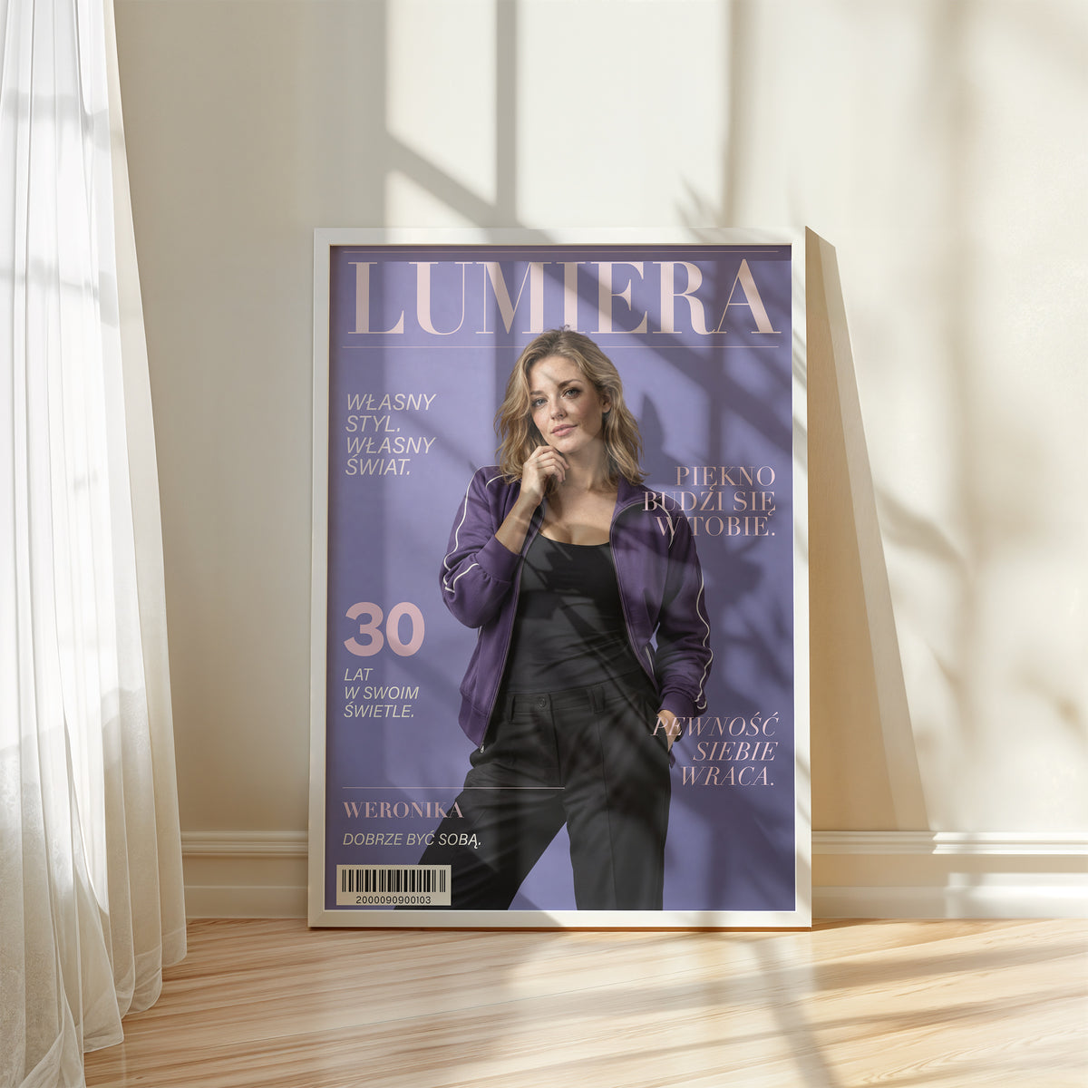Personalizowany plakat LUMIERA w białej ramce przy oknie. Fioletowe tło, portret i wybrany wiek na modowej okładce portretowej.