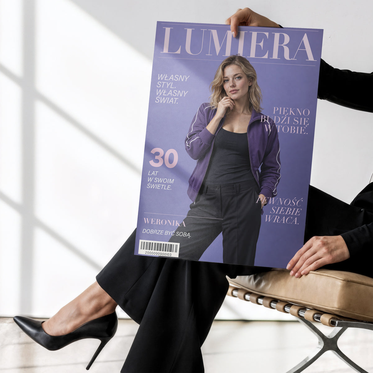 Personalizowany plakat LUMIERA bez ramki, trzymany w dłoniach. Fioletowe tło, portret i wybrany wiek na modowej okładce portretowej.