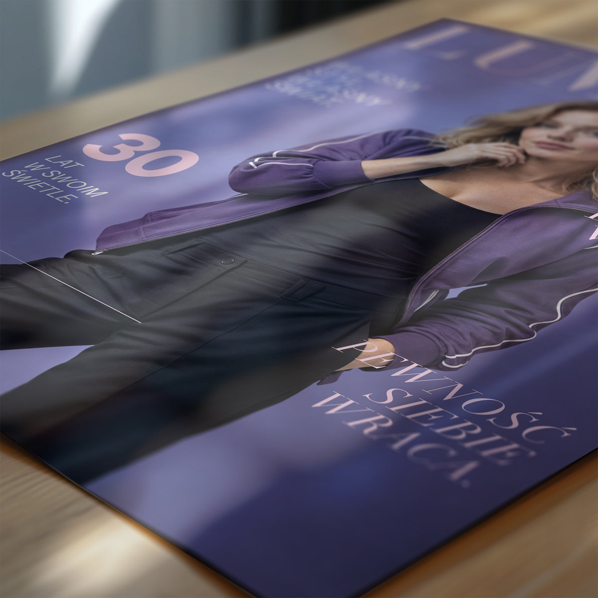 Personalizowany plakat LUMIERA w zbliżeniu pokazującym druk. Fioletowe tło, portret i wybrany wiek na modowej okładce portretowej.