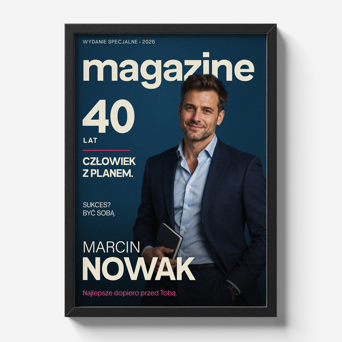 Personalizowany plakat MAGAZINE — CZŁOWIEK Z PLANEM w czarnej ramce na jasnym tle, z własnym portretem, imieniem i napisami na okładce magazynu.