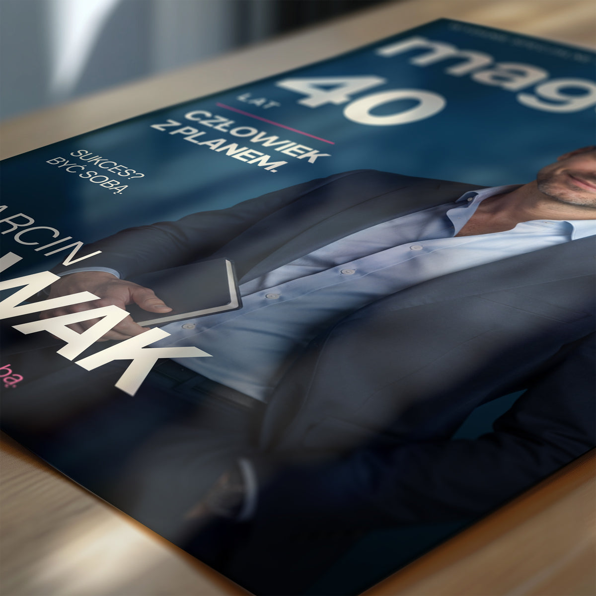 Personalizowany plakat MAGAZINE — CZŁOWIEK Z PLANEM w zbliżeniu pokazującym portret i napisy, z własnym portretem, imieniem i napisami na okładce magazynu.