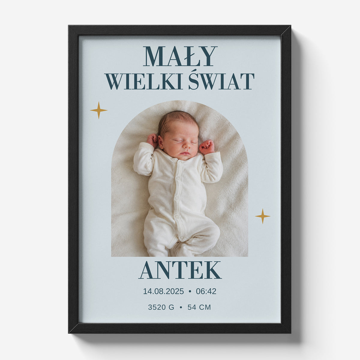 Personalizowany plakat MAŁY WIELKI ŚWIAT w czarnej ramce 21×30 na jasnym tle Marami, z własnym zdjęciem i tekstem | C-PL-BABY-4-2130-NF