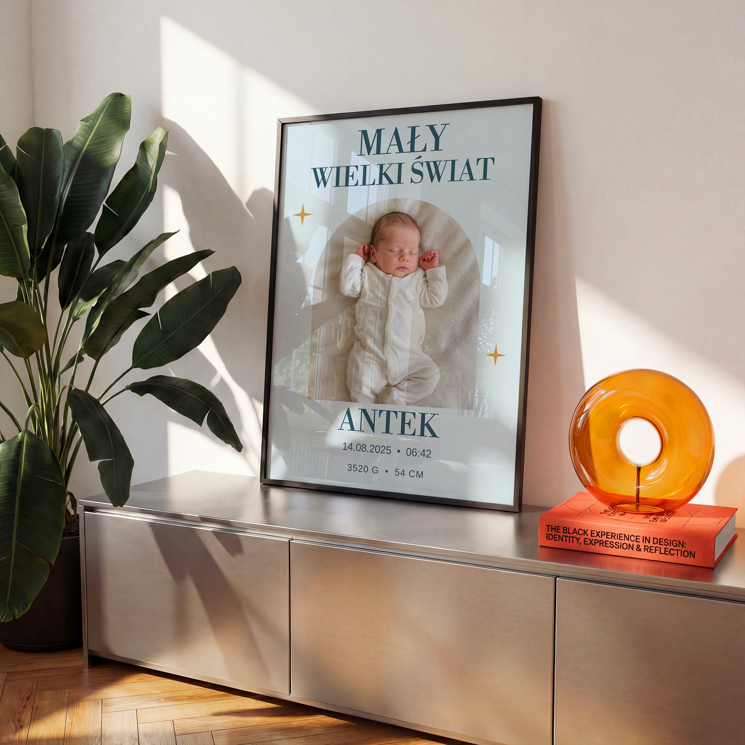 Personalizowany plakat MAŁY WIELKI ŚWIAT w czarnej ramce na komodzie, z własnym zdjęciem i tekstem | C-PL-BABY-4-2130-NF