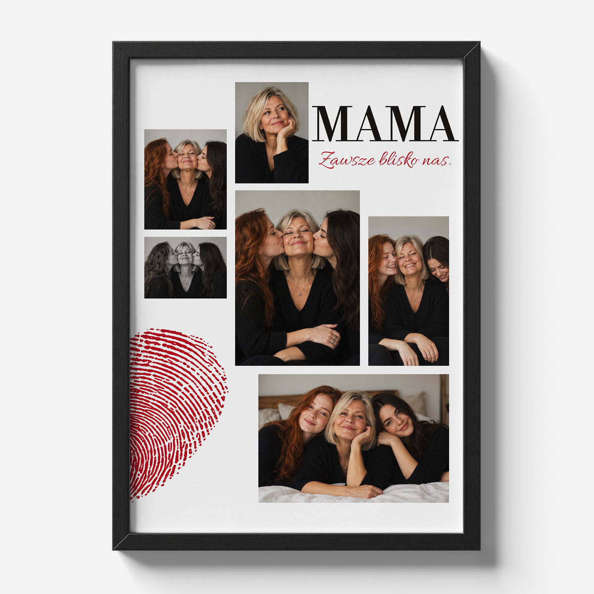 Personalizowany plakat MAMA — NASZ ŚLAD w czarnej ramce 21×30 na jasnym tle Marami, z własnym zdjęciem i tekstem | C-PL-HEART-18-2130-NF