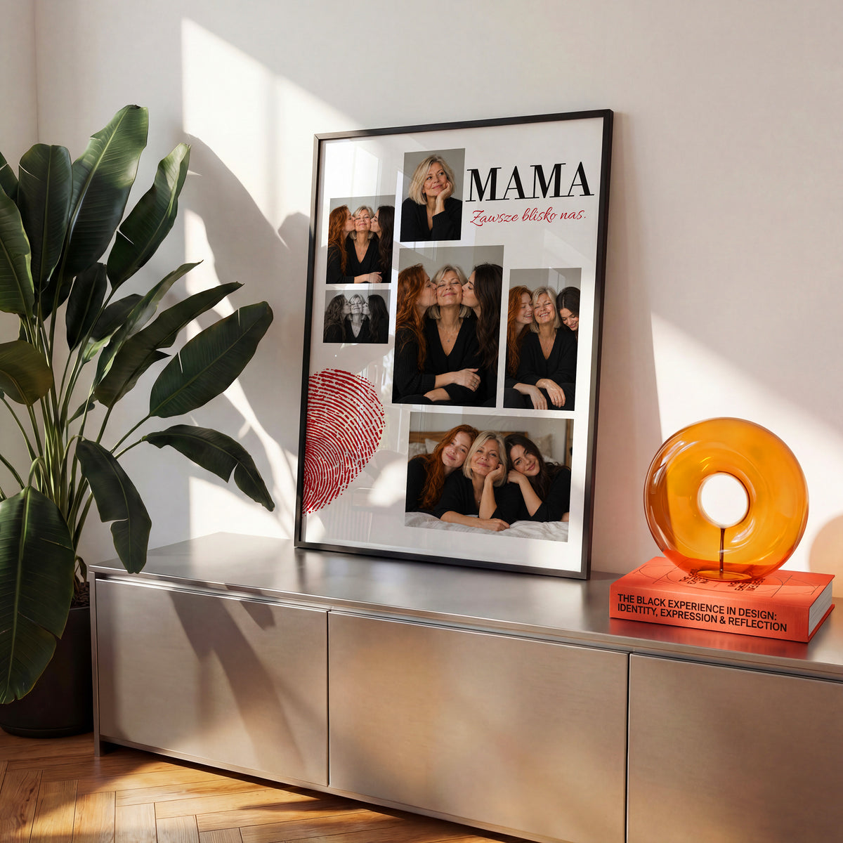 Personalizowany plakat MAMA — NASZ ŚLAD w czarnej ramce na komodzie, z własnym zdjęciem i tekstem | C-PL-HEART-18-2130-NF