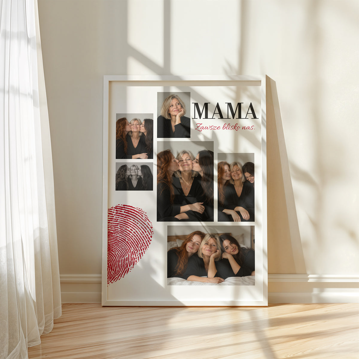 Personalizowany plakat MAMA — NASZ ŚLAD w białej ramce przy oknie, z własnym zdjęciem i tekstem | C-PL-HEART-18-2130-NF