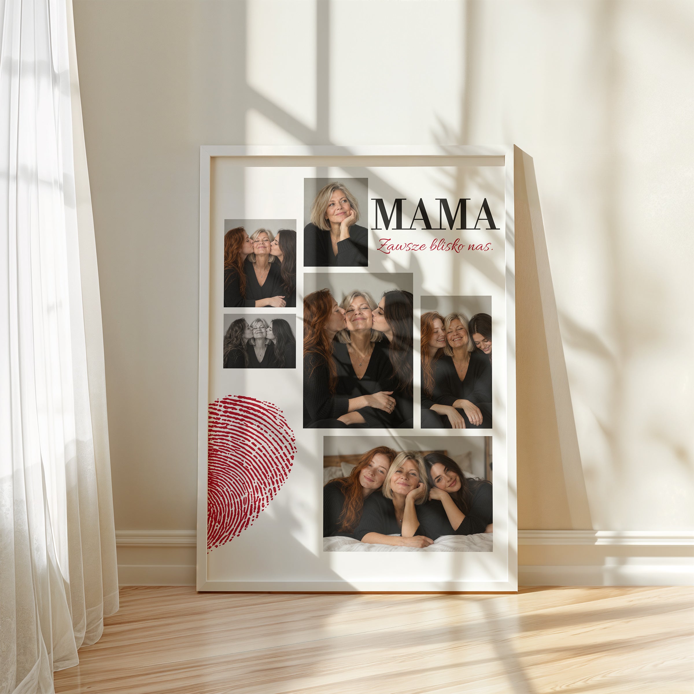 Personalizowany plakat MAMA — NASZ ŚLAD w białej ramce przy oknie, z własnym zdjęciem i tekstem | C-PL-HEART-18-2130-NF
