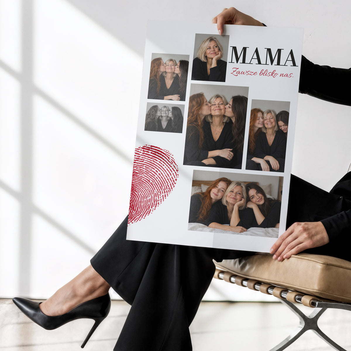 Personalizowany plakat MAMA — NASZ ŚLAD bez ramki trzymany w dłoniach, z własnym zdjęciem i tekstem | C-PL-HEART-18-2130-NF