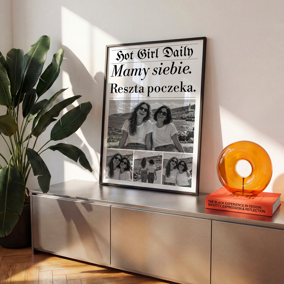 Personalizowany plakat MAMY SIEBIE w czarnej ramce na komodzie, z własnym zdjęciem i tekstem | C-PL-GAZ-11-2130-NF