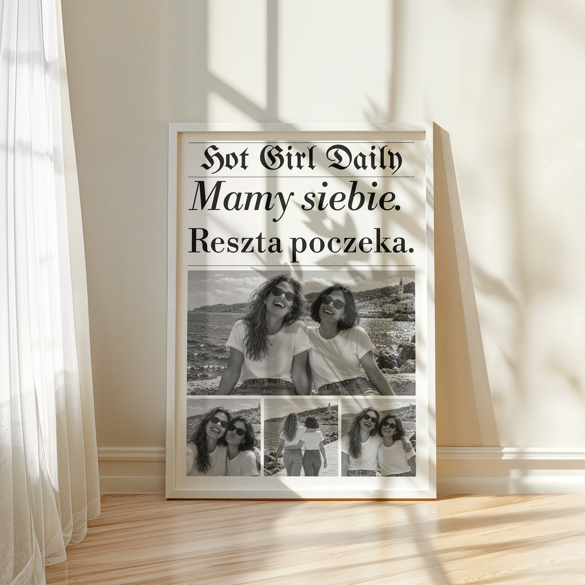 Personalizowany plakat MAMY SIEBIE w białej ramce przy oknie, z własnym zdjęciem i tekstem | C-PL-GAZ-11-2130-NF