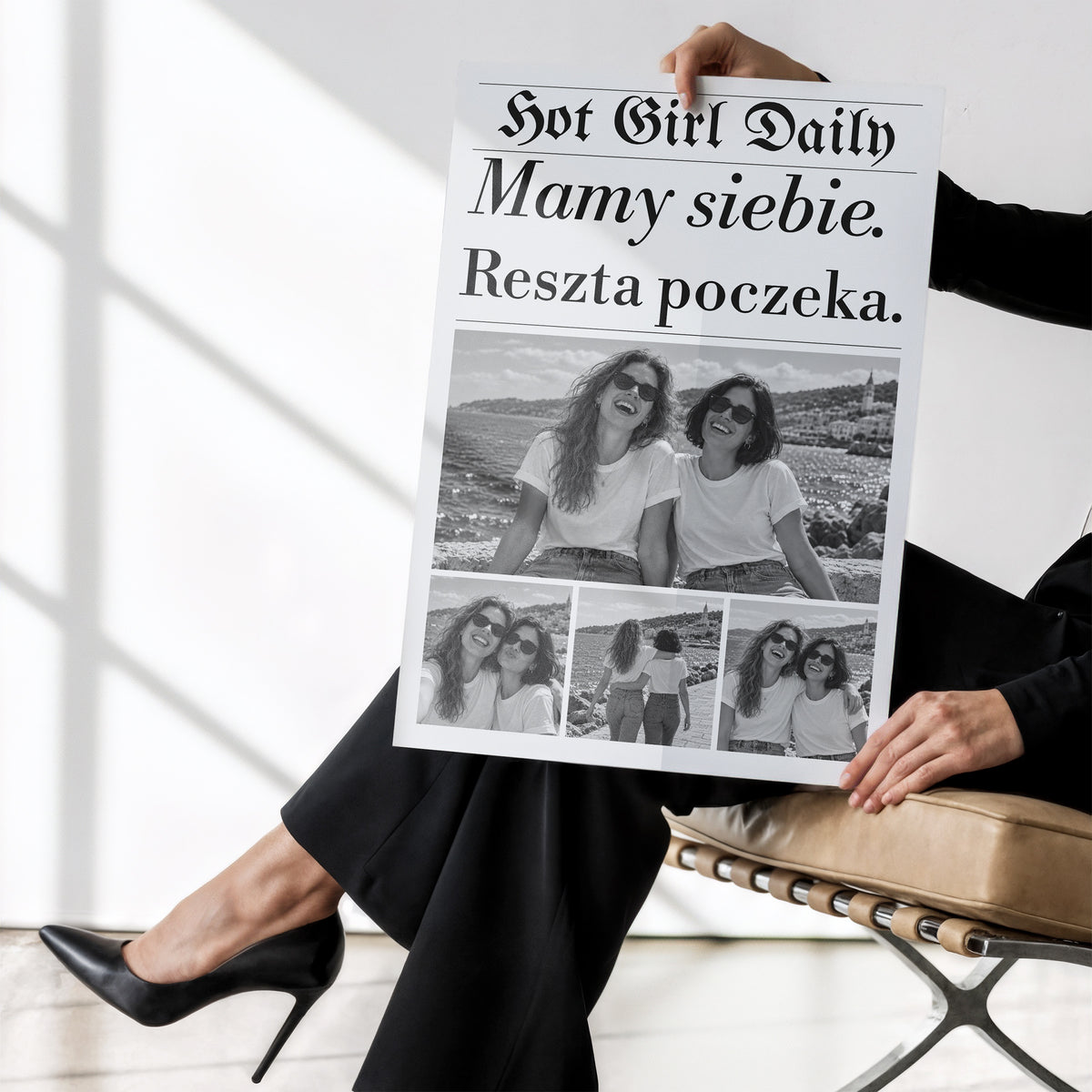 Personalizowany plakat MAMY SIEBIE bez ramki trzymany w dłoniach, z własnym zdjęciem i tekstem | C-PL-GAZ-11-2130-NF