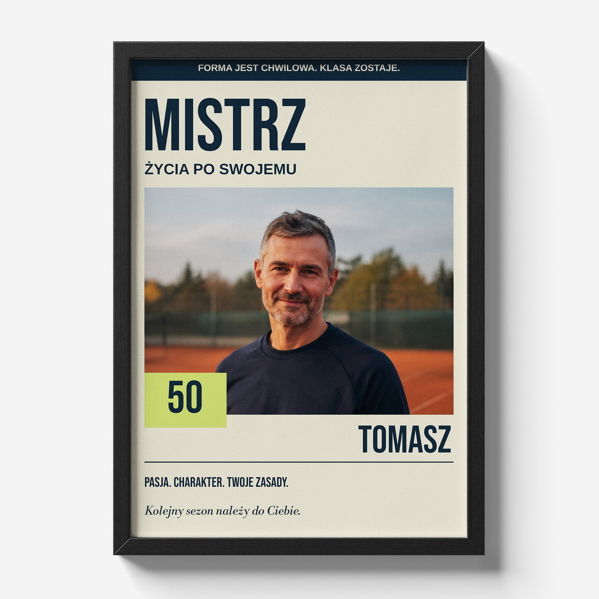 Personalizowany plakat MISTRZ w czarnej ramce 21×30 na jasnym tle Marami, z własnym zdjęciem i tekstem | C-PL-COVMAG-11-2130-NF