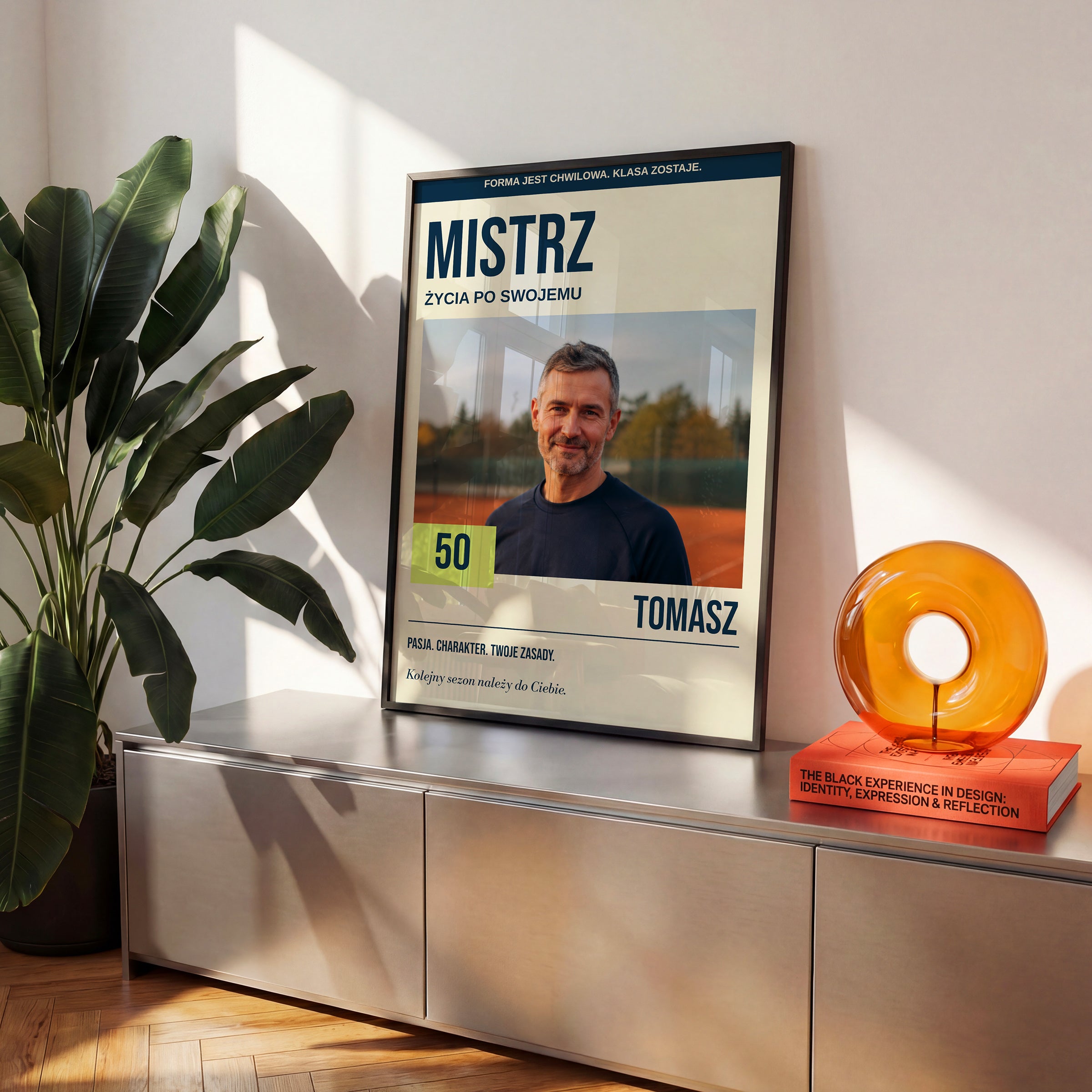 Personalizowany plakat MISTRZ w czarnej ramce na komodzie, z własnym zdjęciem i tekstem | C-PL-COVMAG-11-2130-NF