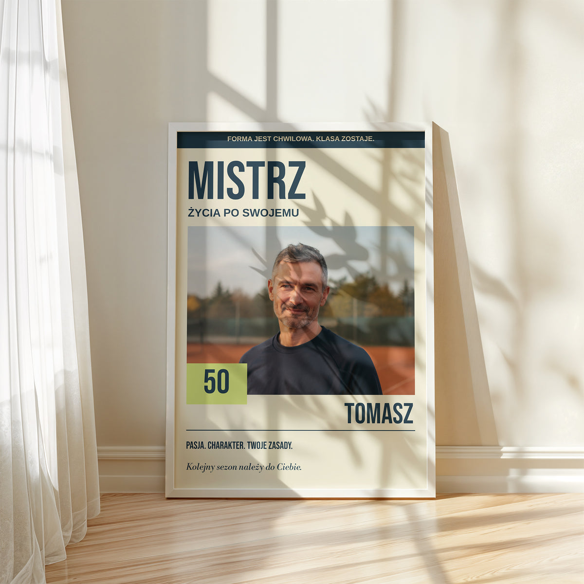 Personalizowany plakat MISTRZ w białej ramce przy oknie, z własnym zdjęciem i tekstem | C-PL-COVMAG-11-2130-NF