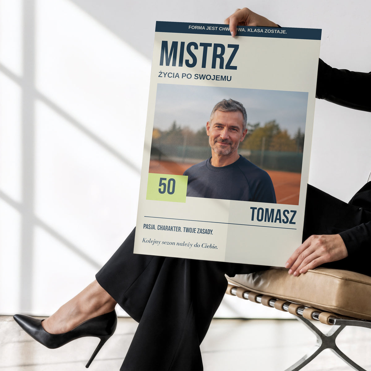 Personalizowany plakat MISTRZ bez ramki trzymany w dłoniach, z własnym zdjęciem i tekstem | C-PL-COVMAG-11-2130-NF