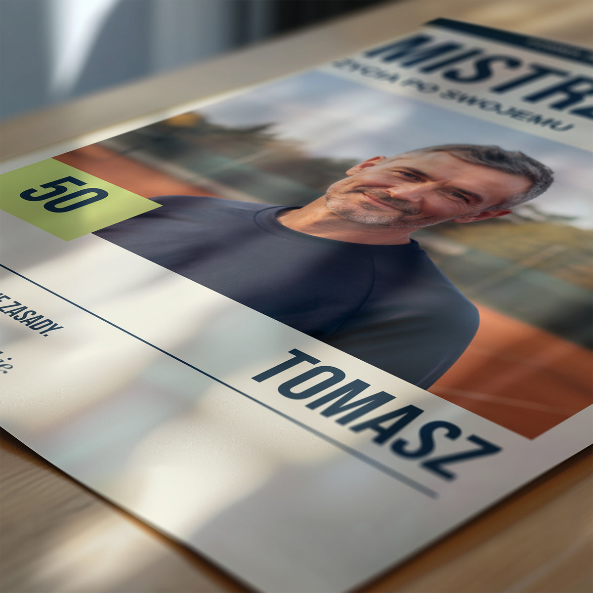 Personalizowany plakat MISTRZ w zbliżeniu pokazującym nadruk i typografię, z własnym zdjęciem i tekstem | C-PL-COVMAG-11-2130-NF