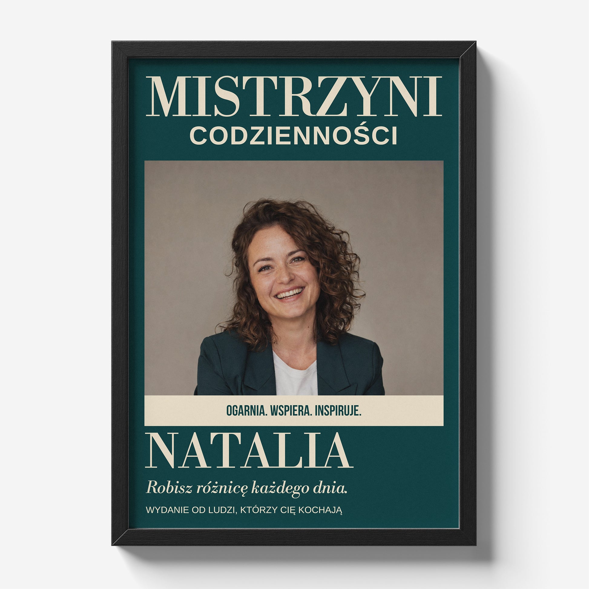 Personalizowany plakat MISTRZYNI CODZIENNOŚCI w czarnej ramce 21×30 na jasnym tle Marami, z własnym zdjęciem i tekstem | C-PL-COVMAG-20-2130-NF