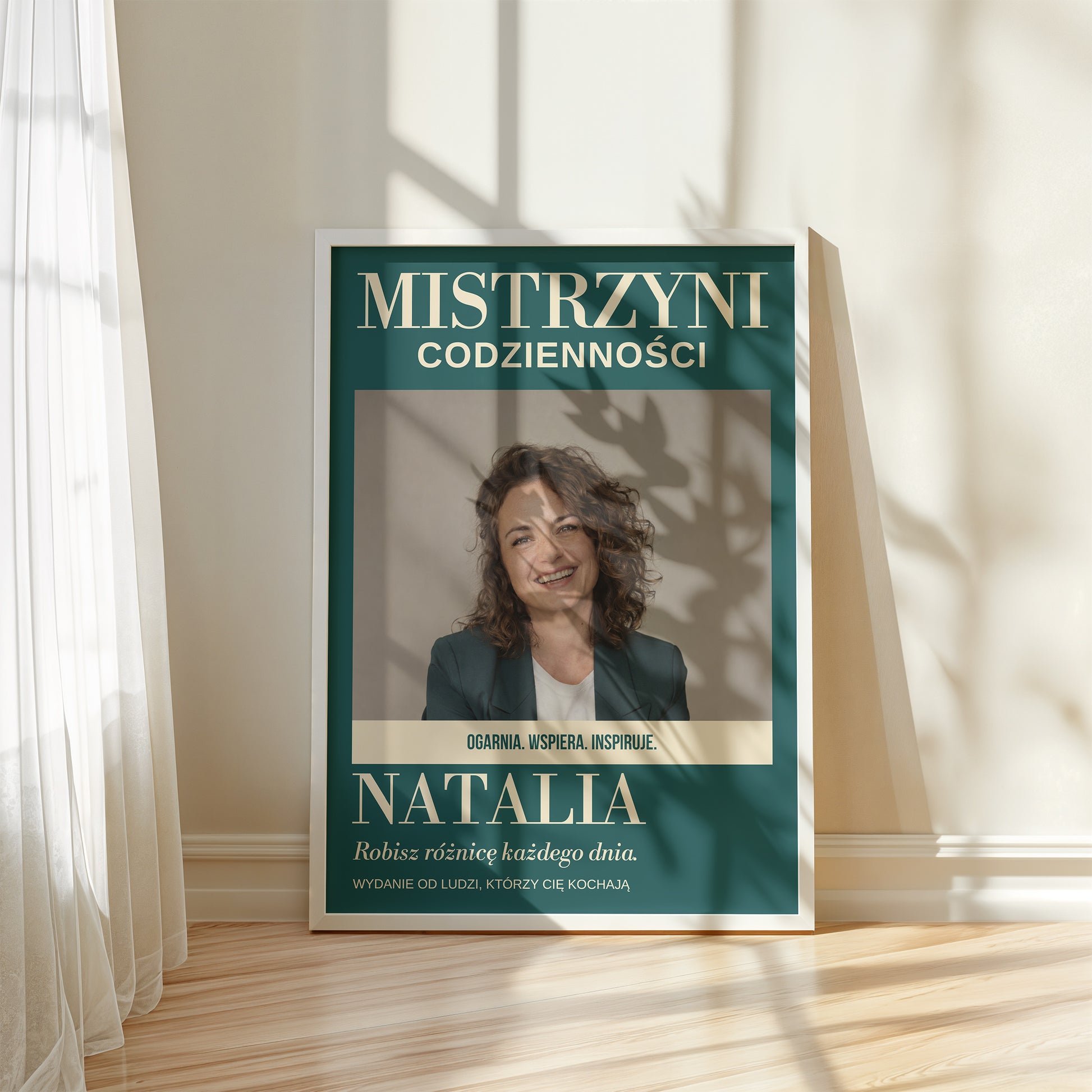 Personalizowany plakat MISTRZYNI CODZIENNOŚCI w białej ramce przy oknie, z własnym zdjęciem i tekstem | C-PL-COVMAG-20-2130-NF